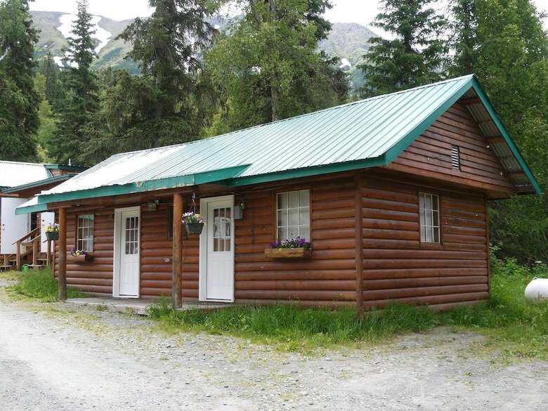 Cabana Gwin's Lodge & Roadhouse Est. 1952