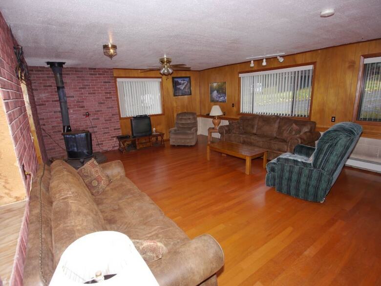 Cabana Gwin's Lodge & Roadhouse Est. 1952