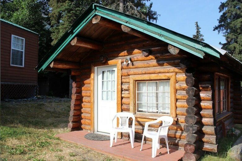 Cabana Gwin's Lodge & Roadhouse Est. 1952