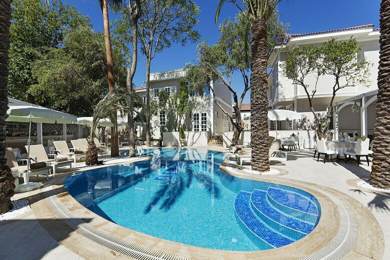 Elegance East Hotel - Boutique Class