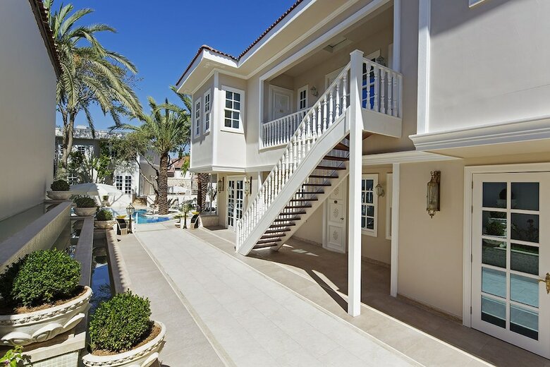 Elegance East Hotel - Boutique Class