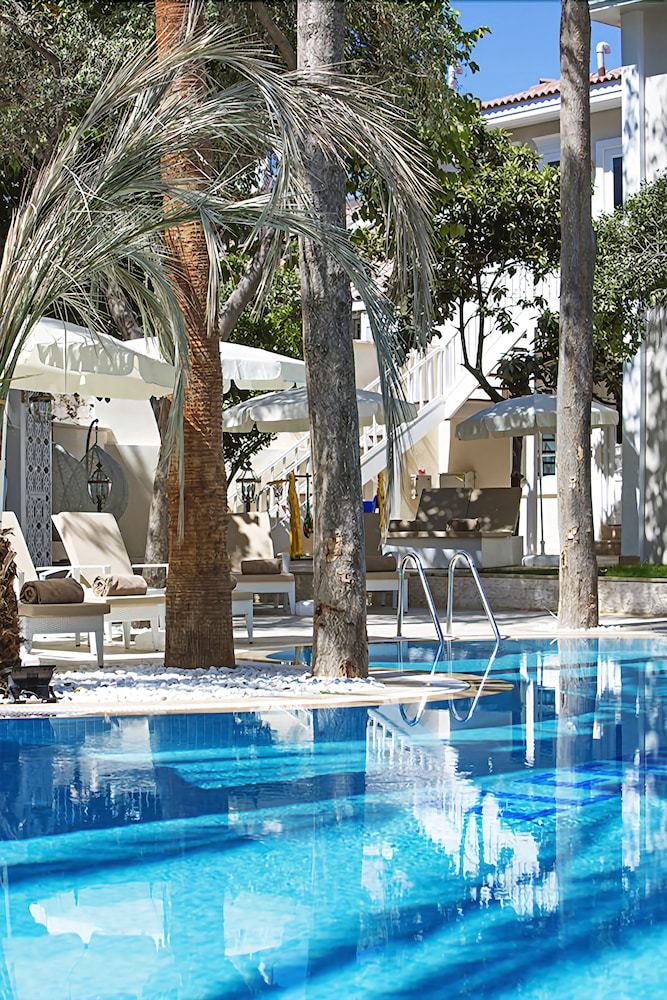 Elegance East Hotel - Boutique Class