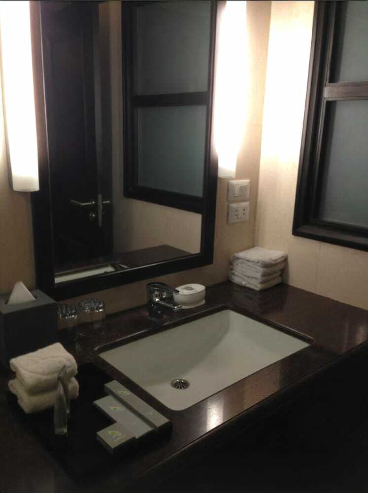 Hotel Leisure Inn Grand Chanakya