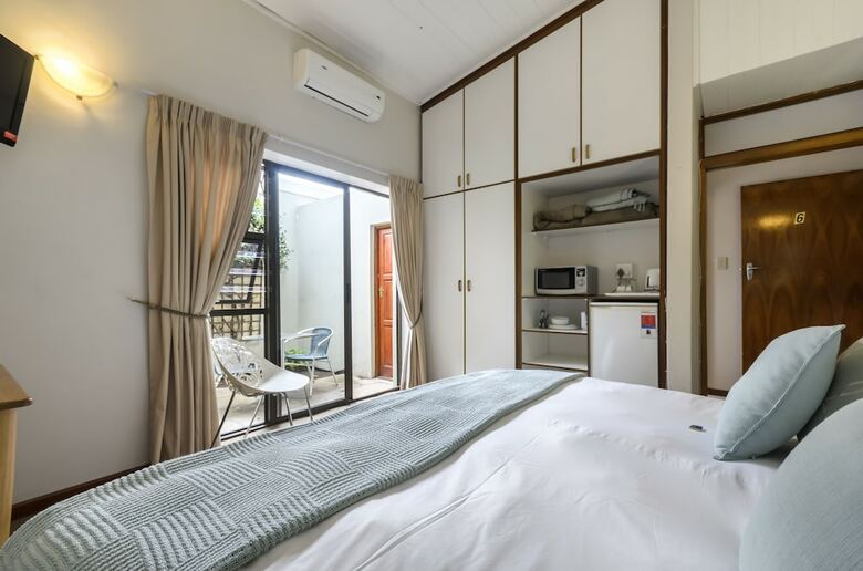 Bed & Breakfast Admiral's Lodge Guest House B & B