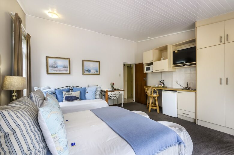 Bed & Breakfast Admiral's Lodge Guest House B & B