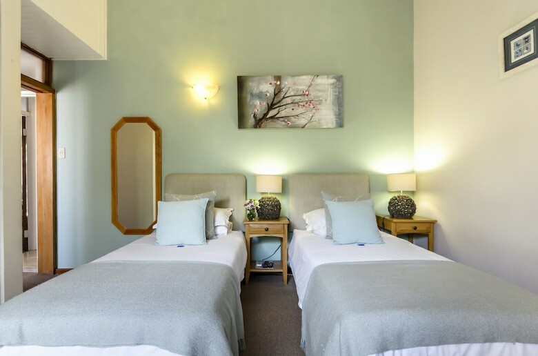 Bed & Breakfast Admiral's Lodge Guest House B & B