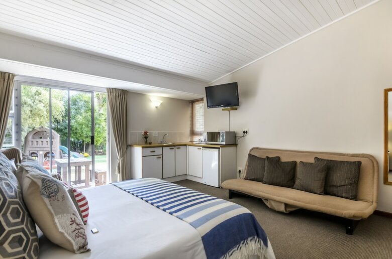 Bed & Breakfast Admiral's Lodge Guest House B & B