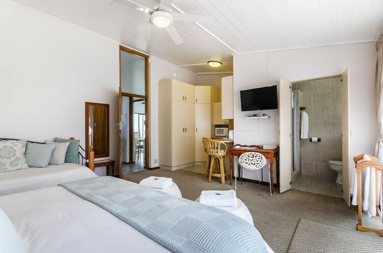 Bed & Breakfast Admiral's Lodge Guest House B & B