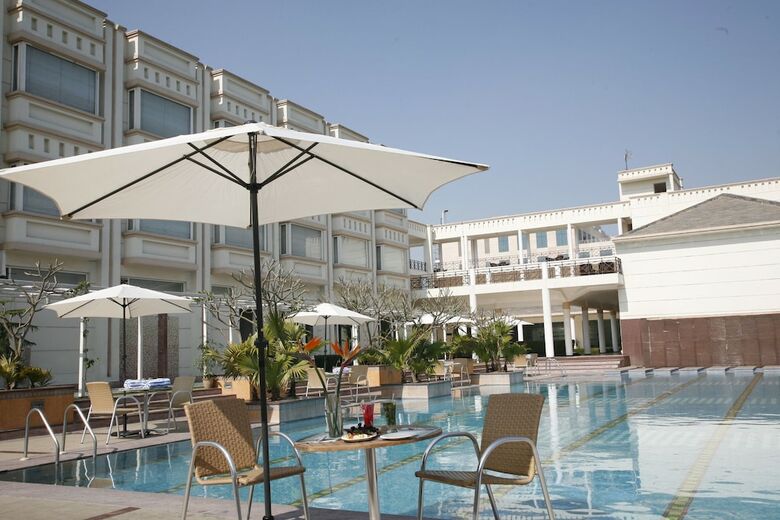 Treehouse Hotel Club & Spa