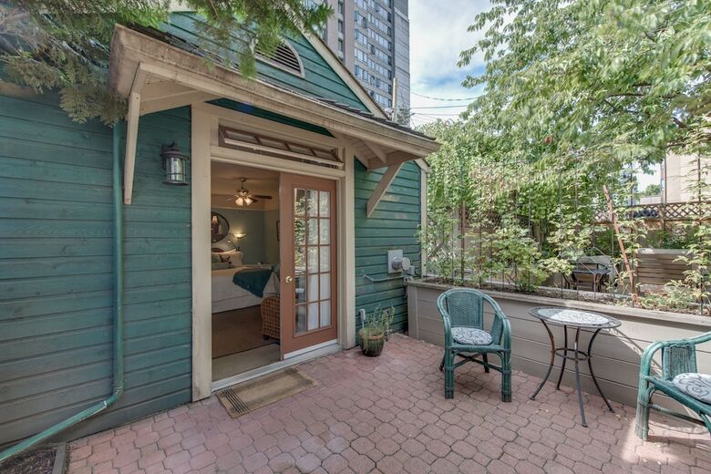 Bed & Breakfast O Canada House