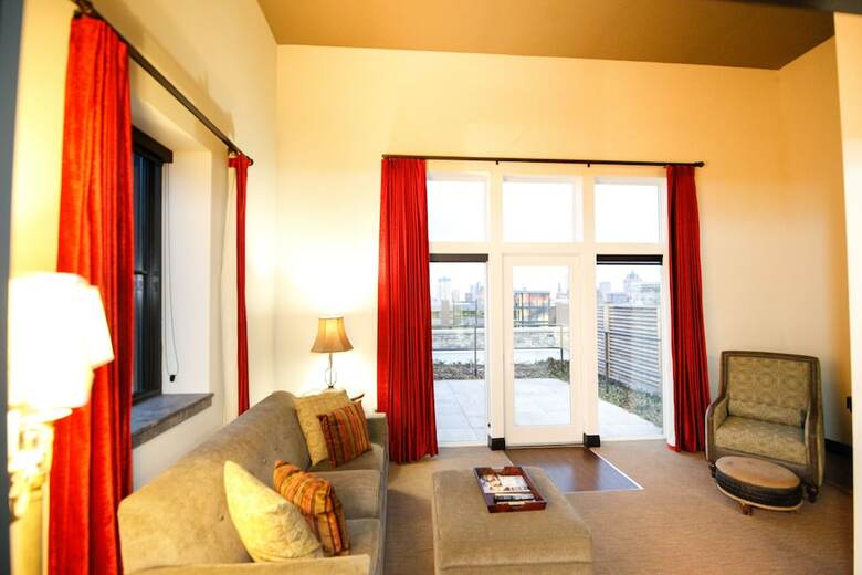 Hotel The Brewhouse Inn & Suites