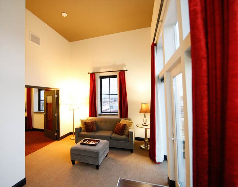 Hotel The Brewhouse Inn & Suites