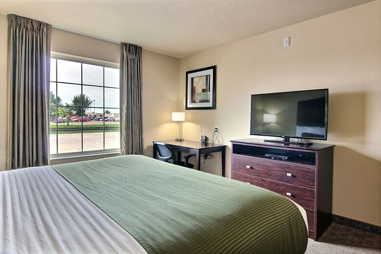 Cobblestone Hotel & Suites - Crookston