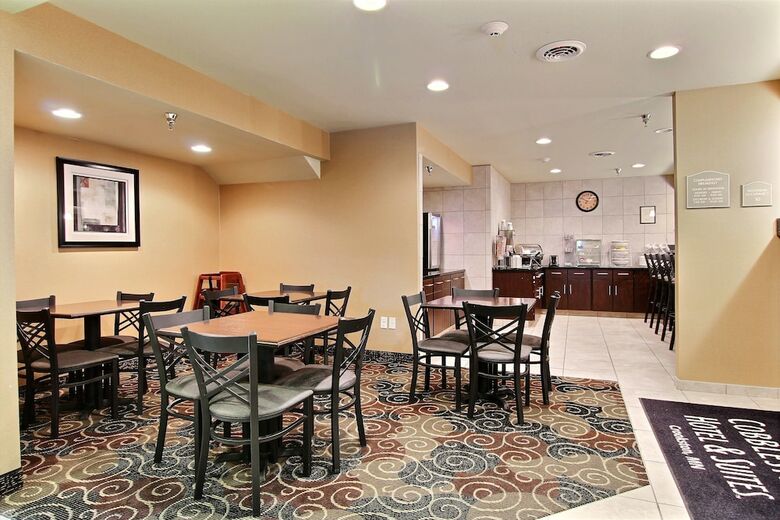 Cobblestone Hotel & Suites - Crookston