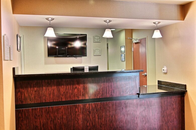 Cobblestone Hotel & Suites - Crookston