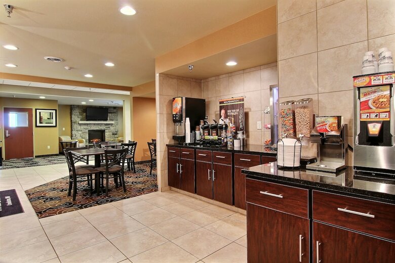 Cobblestone Hotel & Suites - Crookston