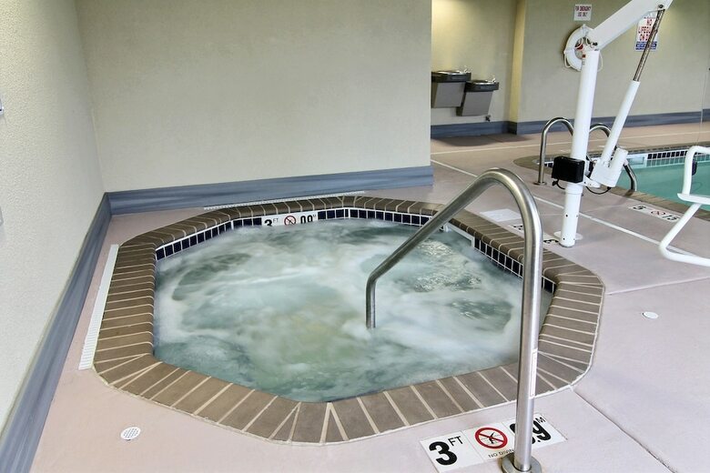 Cobblestone Hotel & Suites - Crookston