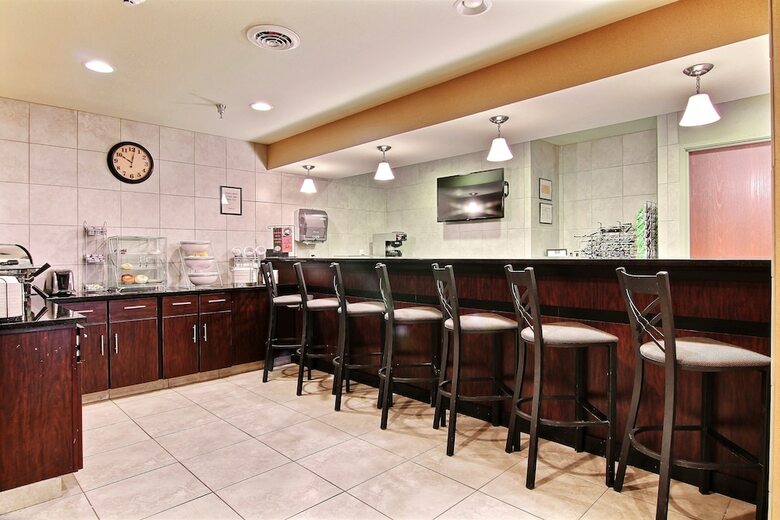 Cobblestone Hotel & Suites - Crookston