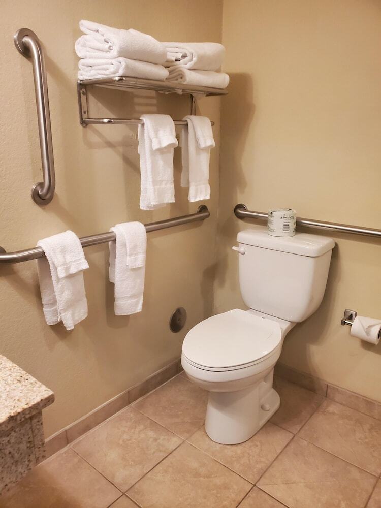 Cobblestone Hotel & Suites - Crookston