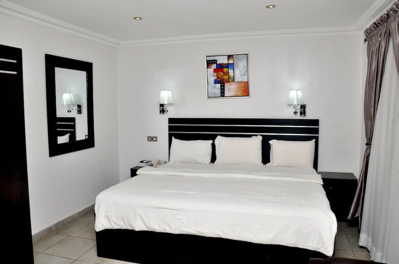 Hotel Reliance Royal Suites