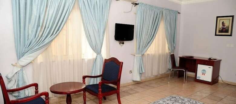 Hotel Reliance Royal Suites