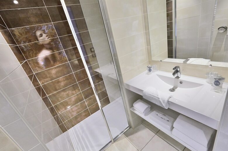Hotel Kyriad Saint Chely D'apcher - Aire de La Loz�re