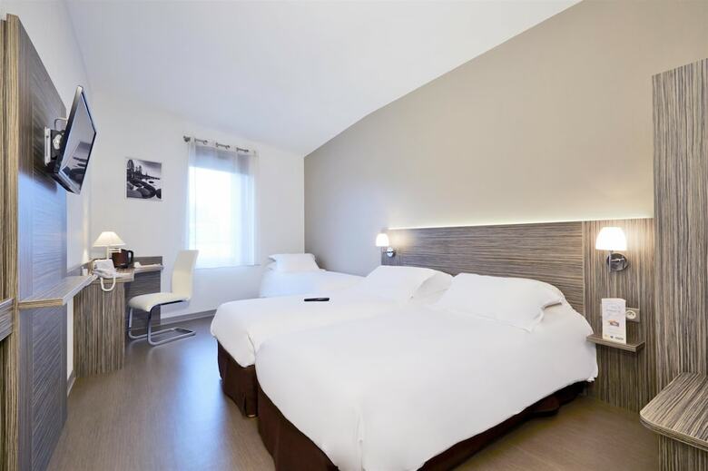 Hotel Kyriad Saint Chely D'apcher - Aire de La Loz�re