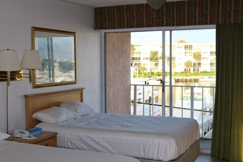 Hotel Camelot Waterfront Inn