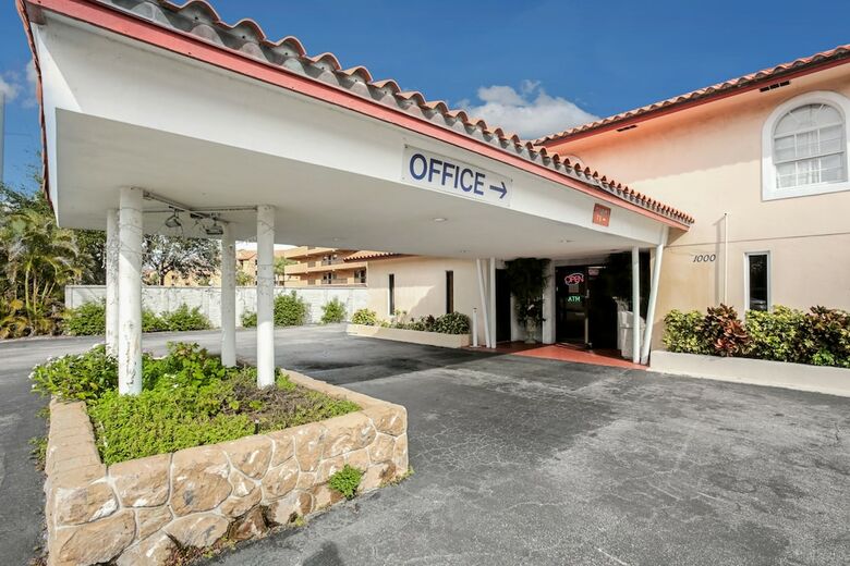Hotel Camelot Waterfront Inn