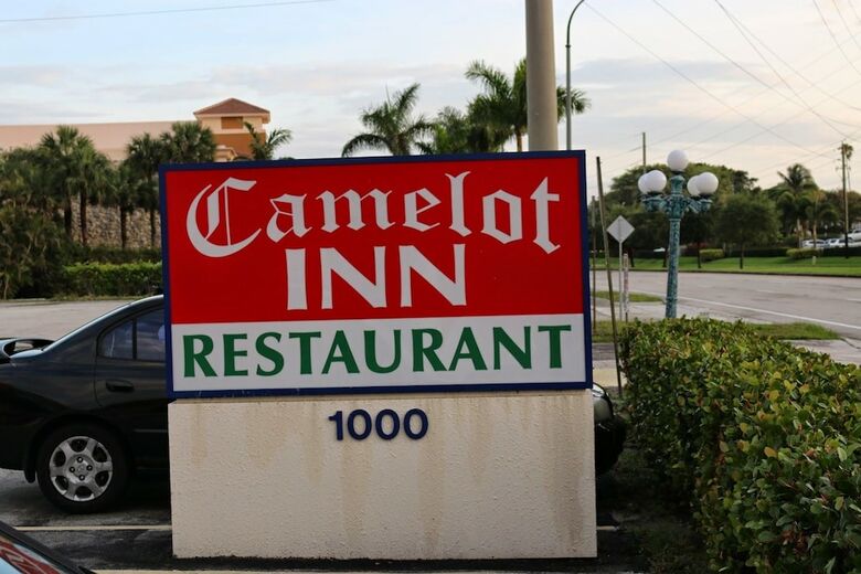 Hotel Camelot Waterfront Inn