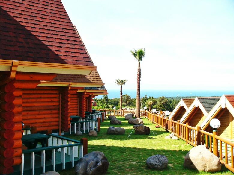 Hotel Jeju Jungmun Log Pension & Resort