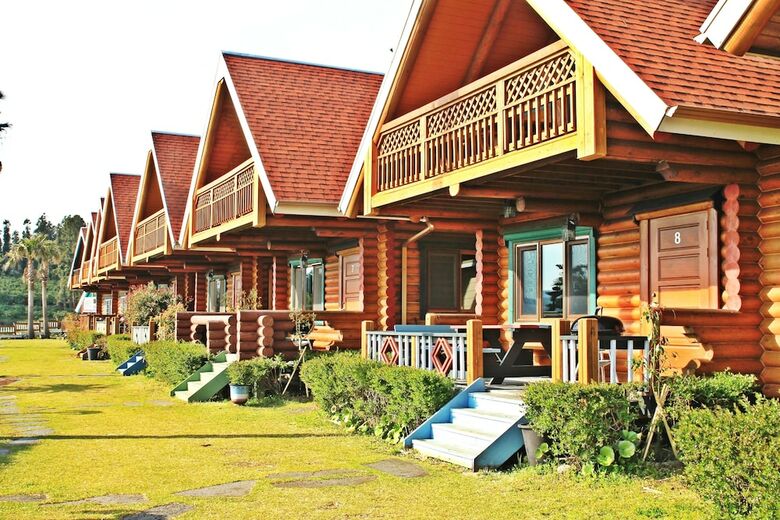 Hotel Jeju Jungmun Log Pension & Resort