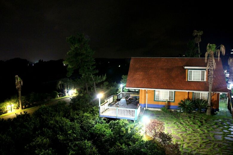 Hotel Jeju Jungmun Log Pension & Resort