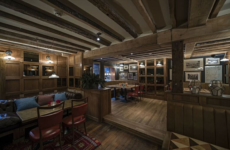 The Falstaff Hotel