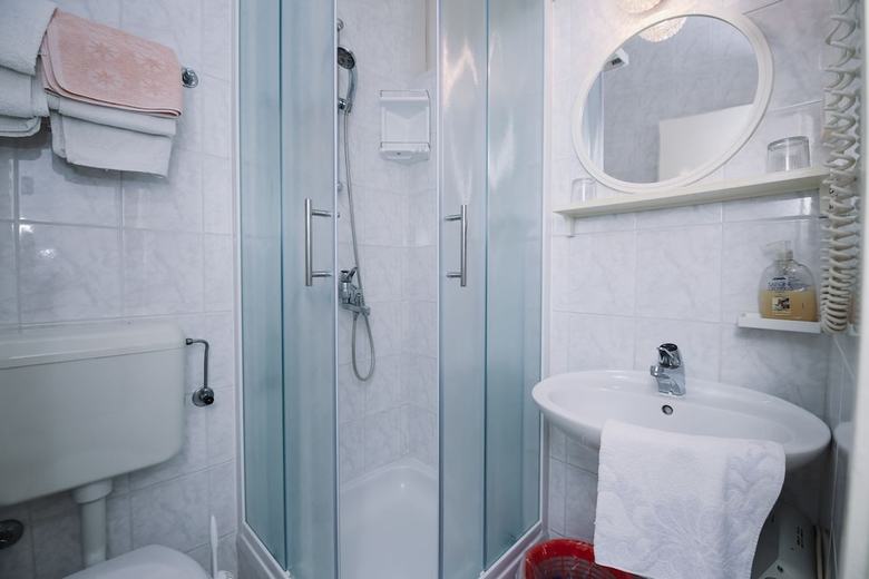 Hostal Apartments & Rooms Peranic