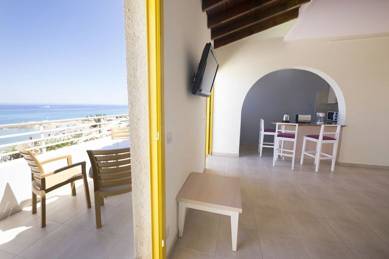 Aparthotel Myroandrou Beach Apartments