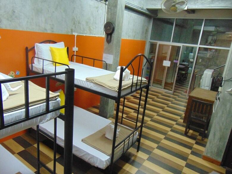 Hostal Phatchara Boutique Hotel - Hostel