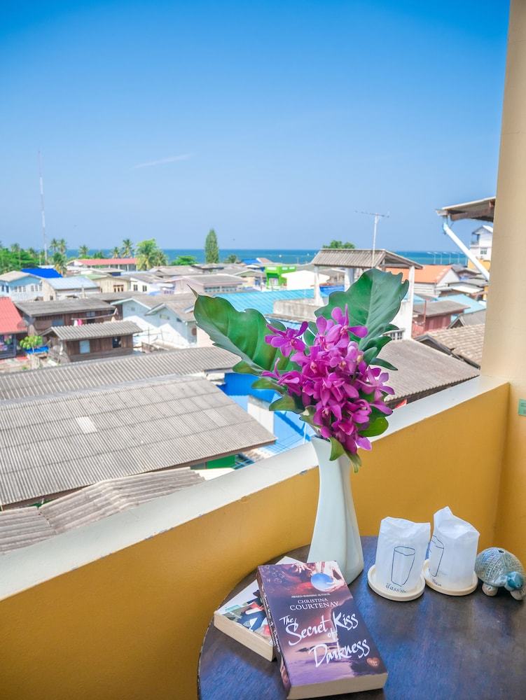 Chomsin Hua Hin Hotel