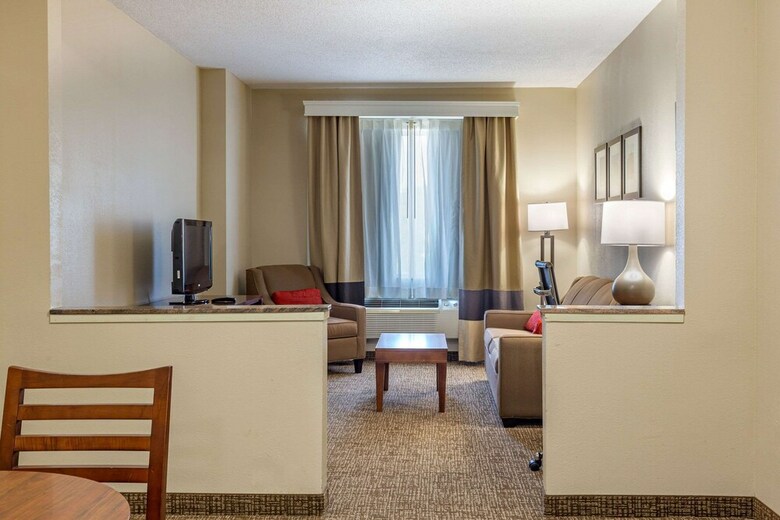 Hotel Comfort Suites Raleigh Walnut Creek