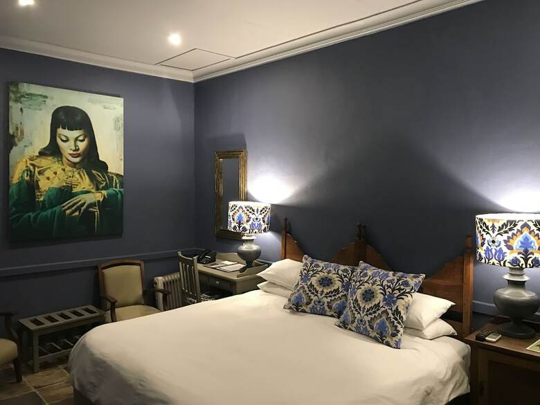 Shangri-la Country Hotel