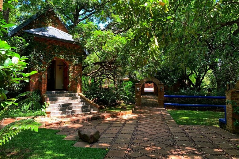 Shangri-la Country Hotel