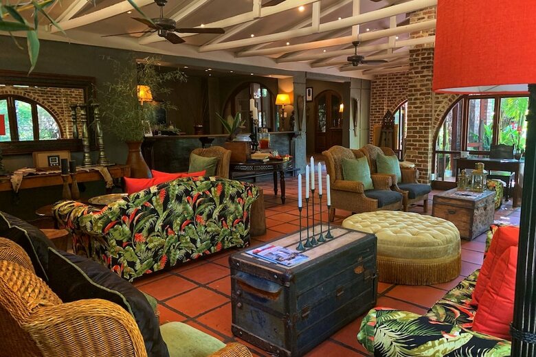 Shangri-la Country Hotel
