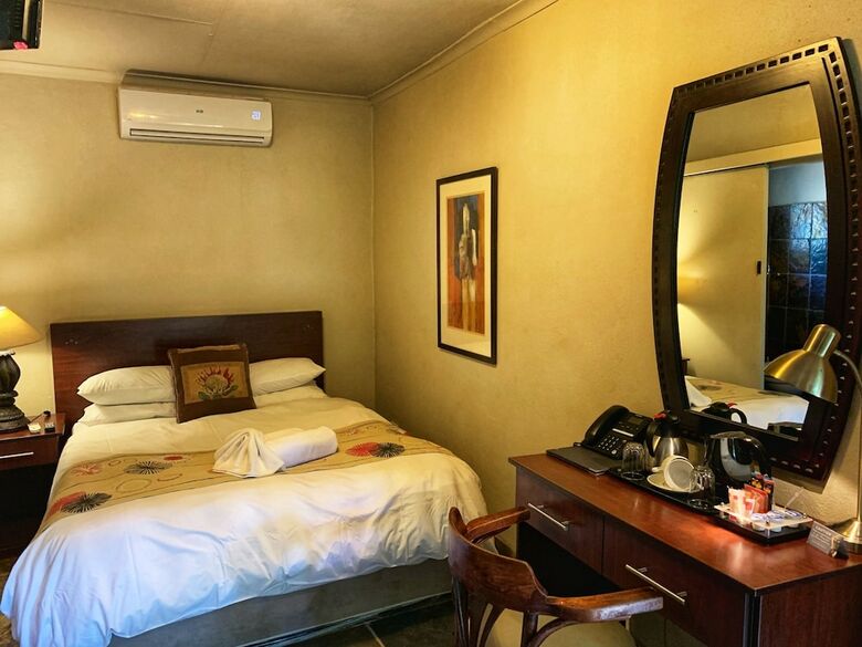 Shangri-la Country Hotel