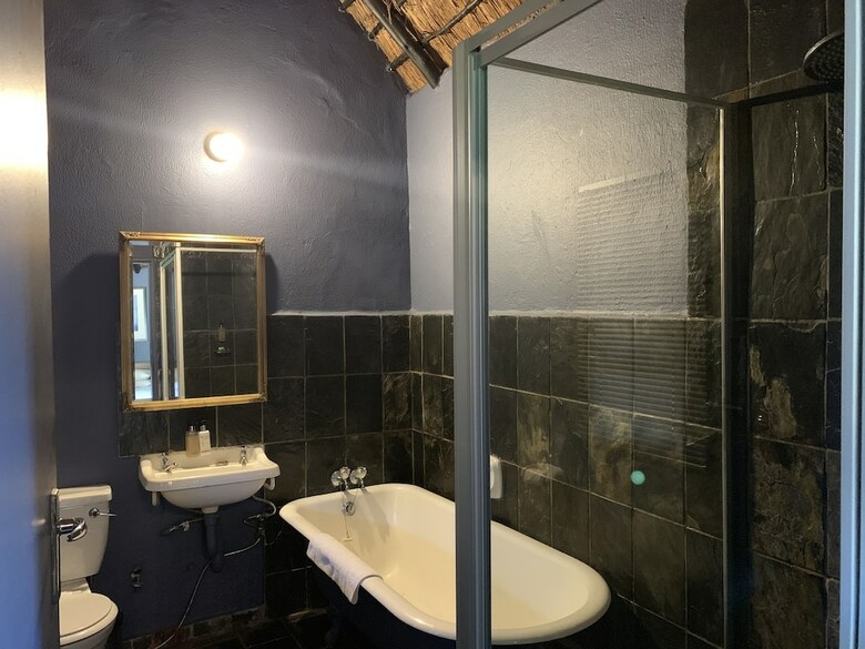 Shangri-la Country Hotel