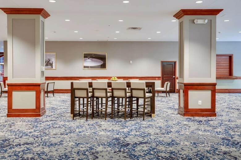 Hotel Embassy Suites Cleveland Rockside