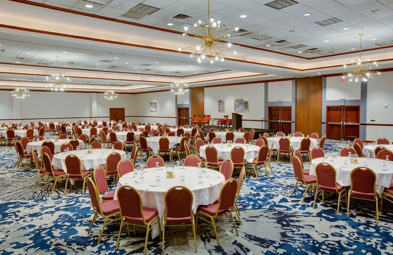 Hotel Embassy Suites Cleveland Rockside