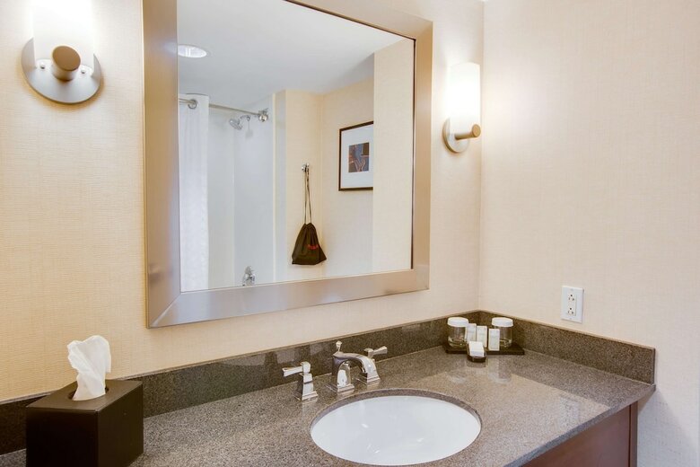 Hotel Embassy Suites Cleveland Rockside