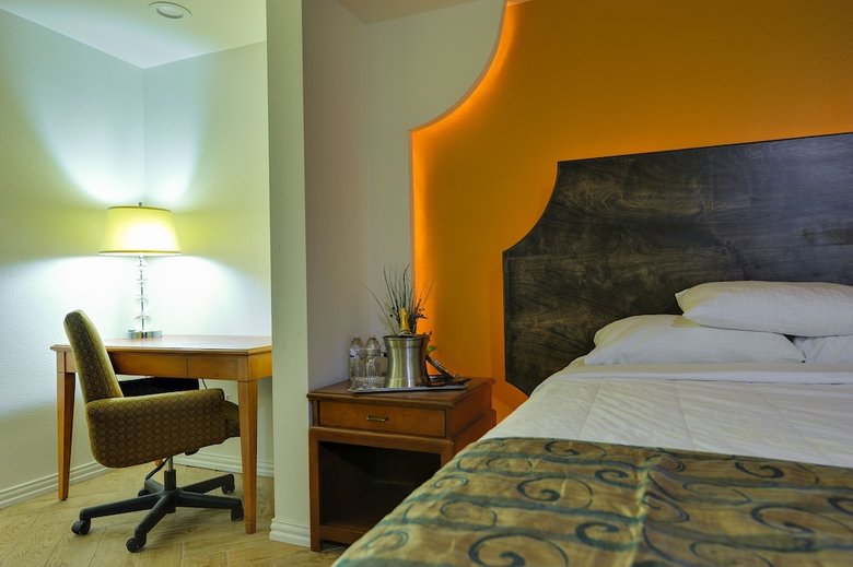 Hotel Romantic Inn & Suites