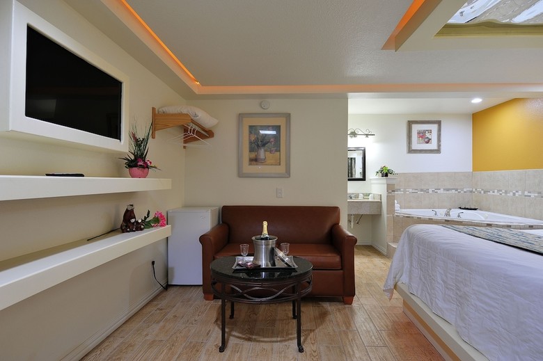 Hotel Romantic Inn & Suites