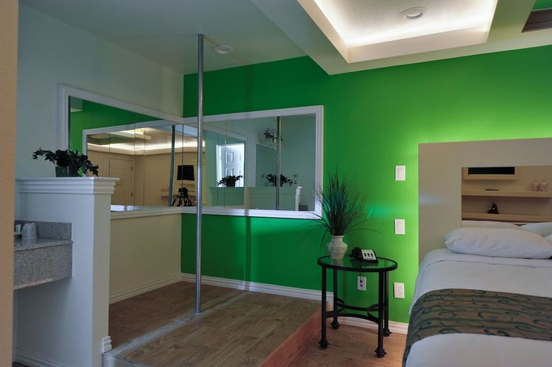 Hotel Romantic Inn & Suites